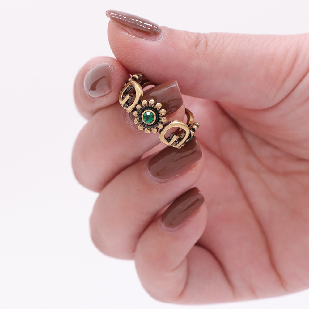 Emerald with vintage gold ring