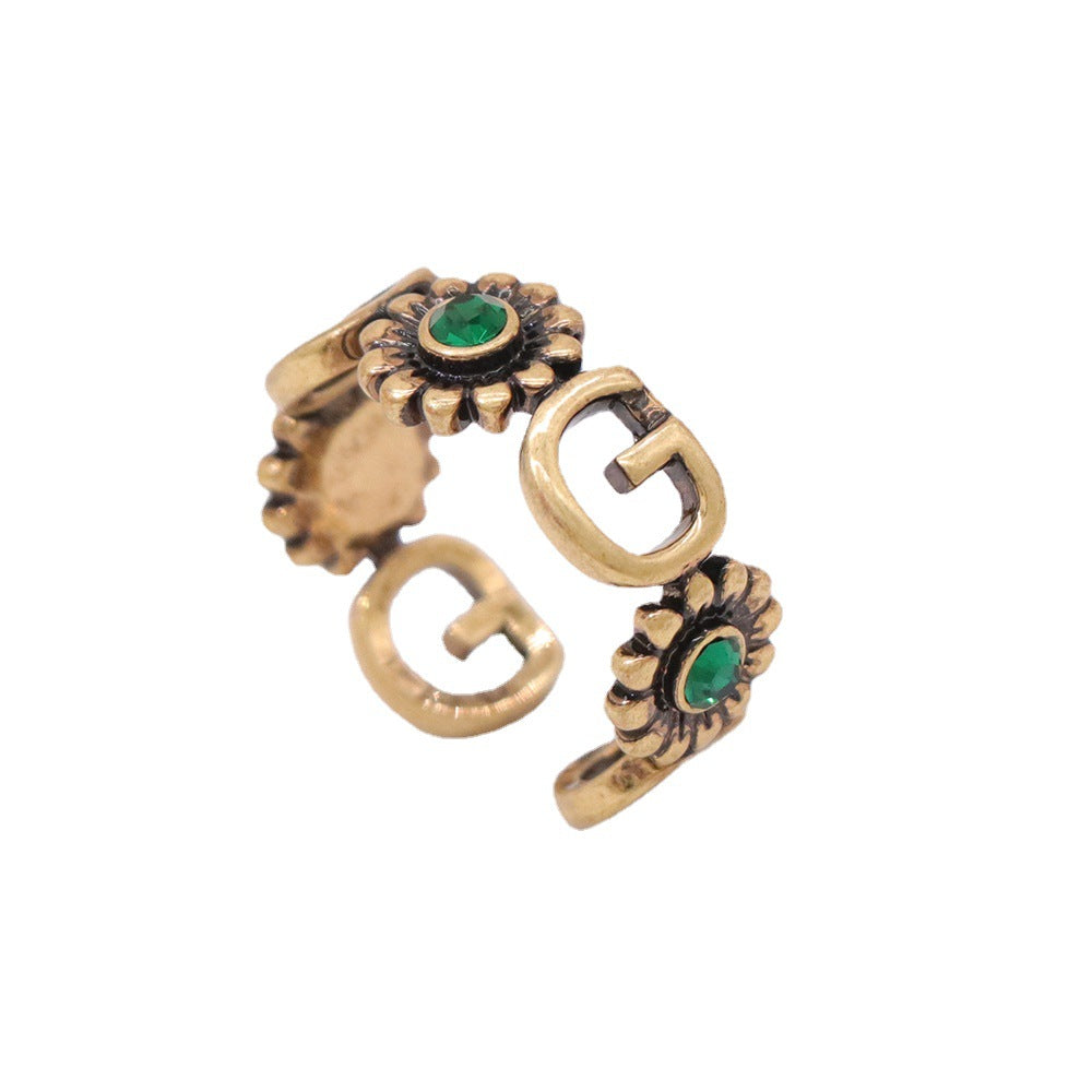 Emerald with vintage gold ring