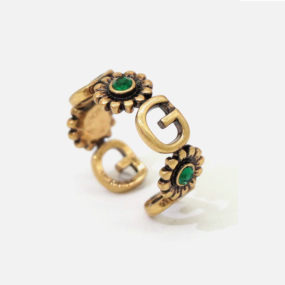 Emerald with vintage gold ring